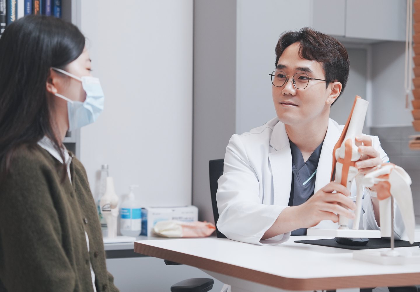 뉴민병원 의료진이 환자와 마주 앉아 상담하는 모습