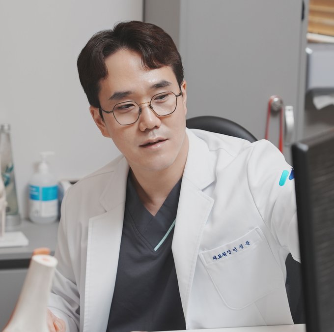 진료실의 민경준 대표원장