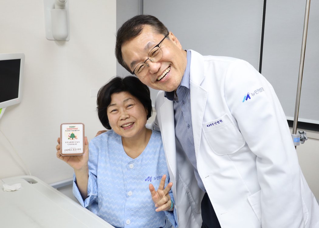 환자분과 함께 웃으며 사진을 찍는 의료진