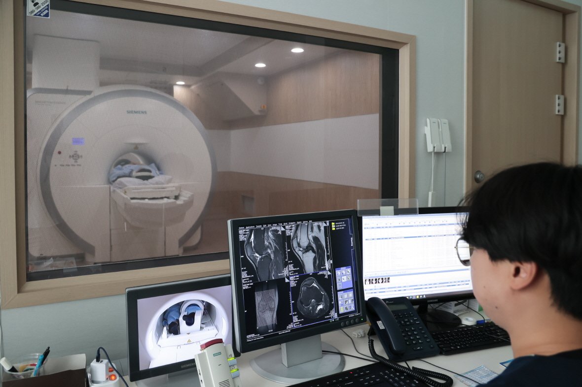 뉴민병원 MRI 판독실