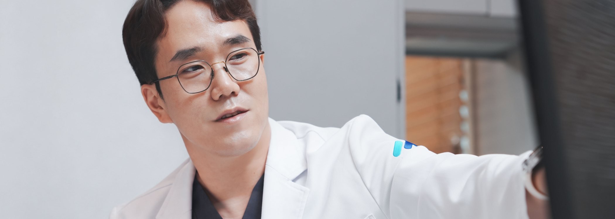 민경준 대표원장이 진료실에서 설명하는 모습